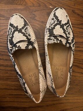 Naturalizer Black & White Snake-Print Loafers USW 7